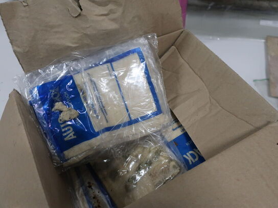 Filebænk m. skruestik, samt indhold på/i filebænk og skab på væg