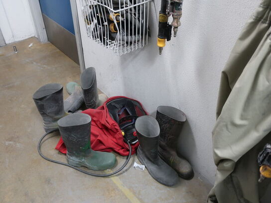 Div. dragter, støvler, friskluftsværn m.v.