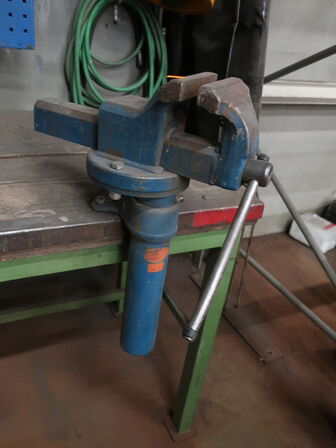 Filebænk m. 2. stk. skruestik m. PEDDINGTON løftefunktion