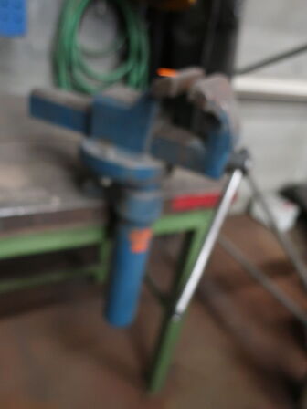 Filebænk m. 2. stk. skruestik m. PEDDINGTON løftefunktion