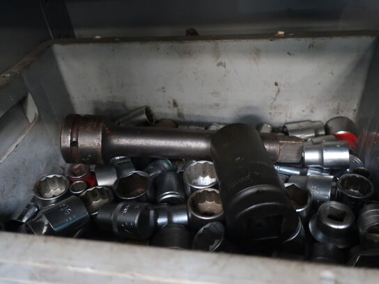 Stålskab inkl. indhold (se billeder)