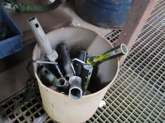 Filebænk m. skruestik, samt indhold på/i filebænk og skab på væg