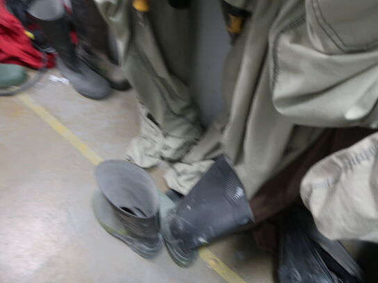 Div. dragter, støvler, friskluftsværn m.v.