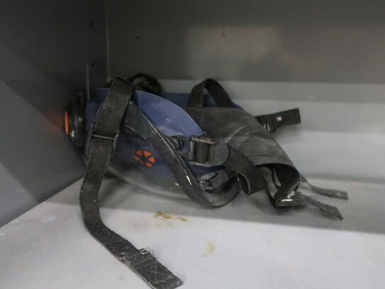 Stålskab inkl. indhold (se billeder)