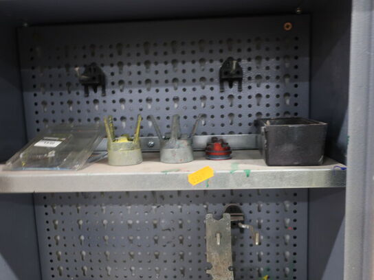 Filebænk m. skruestik, samt indhold på/i filebænk og skab på væg