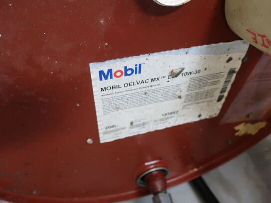 Kemistation inkl. indhold. Mængde i dunke og tromle ukendt.