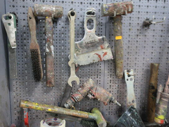 Filebænk m. skruestik, samt indhold på/i filebænk og skab på væg