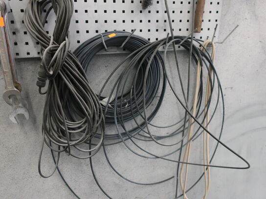 Værktøj/indhold på bord & hylde