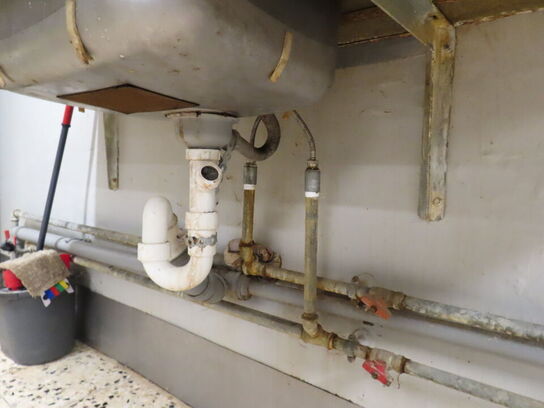 Vaskebord og hylde med indhold