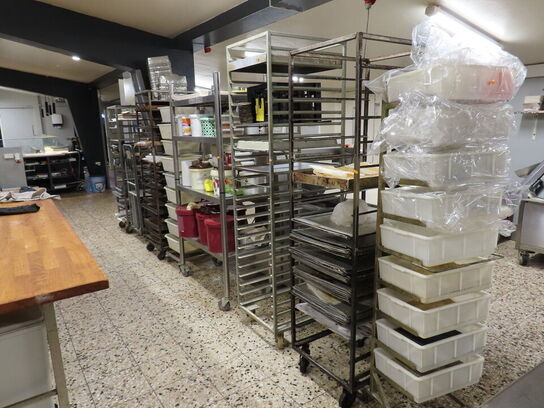 8 stk. reoler og stikvogne med indhold