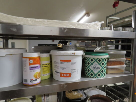 8 stk. reoler og stikvogne med indhold