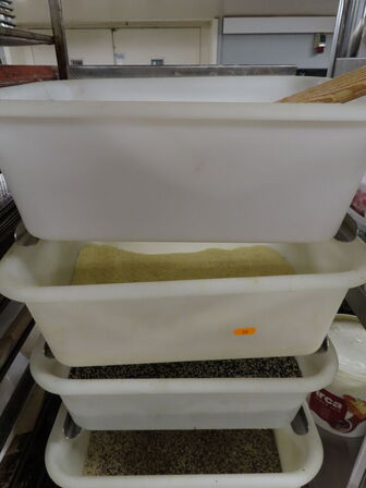 8 stk. reoler og stikvogne med indhold