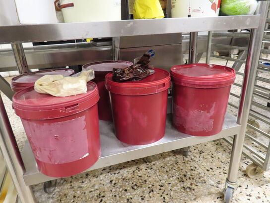 8 stk. reoler og stikvogne med indhold