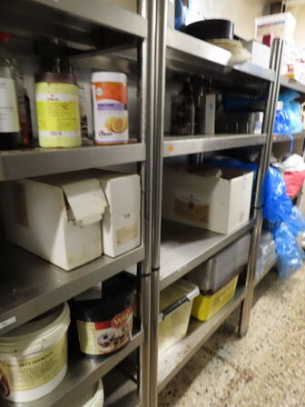 5 stk. reoler med indhold