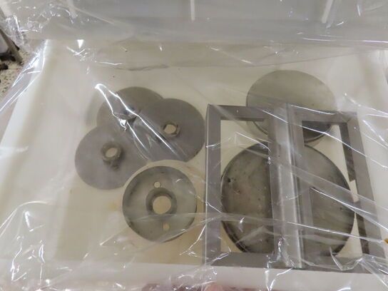 8 stk. reoler og stikvogne med indhold