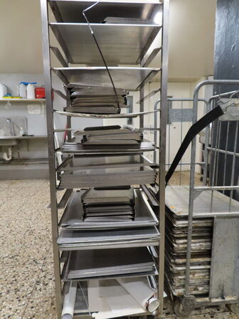 8 stk. reoler og stikvogne med indhold