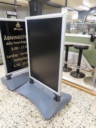 Div. skilte og stole