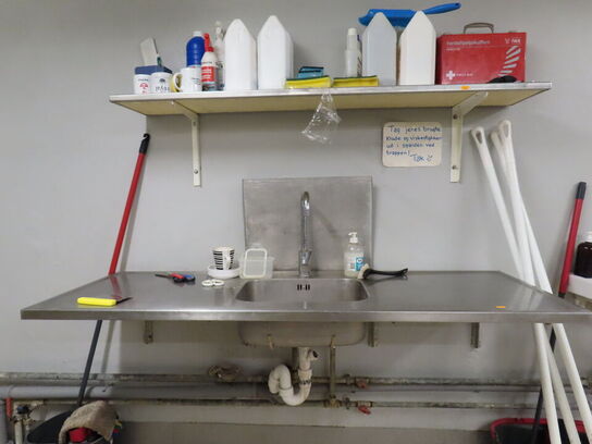 Vaskebord og hylde med indhold