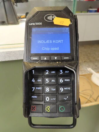 POS terminal med dankortterminal, stregkodescanner og pengeskuffe