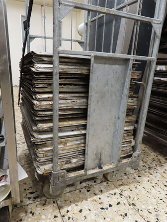 8 stk. reoler og stikvogne med indhold