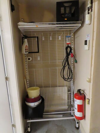 Butiksreol med indhold