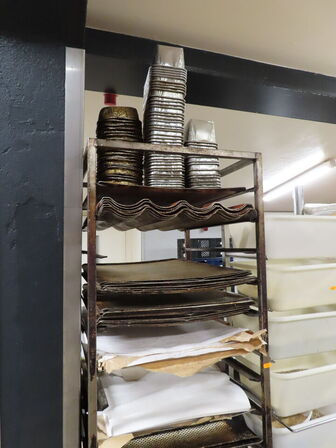 8 stk. reoler og stikvogne med indhold