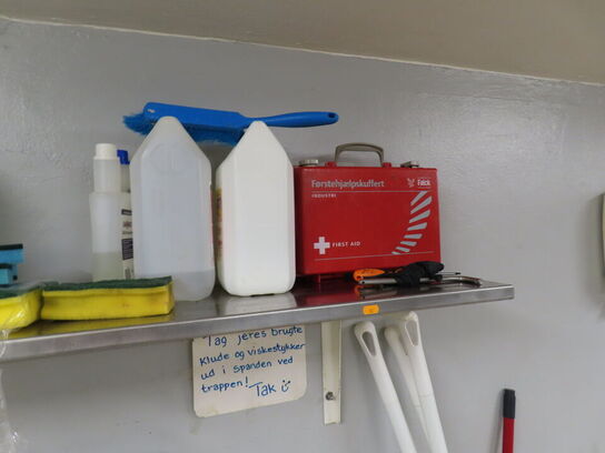 Vaskebord og hylde med indhold