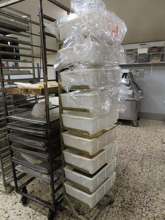 8 stk. reoler og stikvogne med indhold