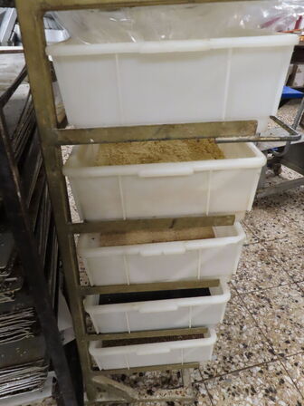 8 stk. reoler og stikvogne med indhold