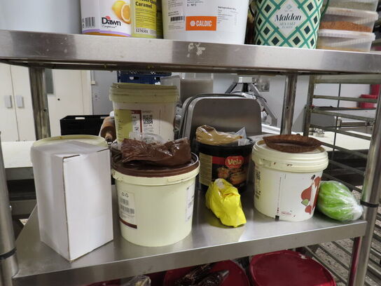 8 stk. reoler og stikvogne med indhold