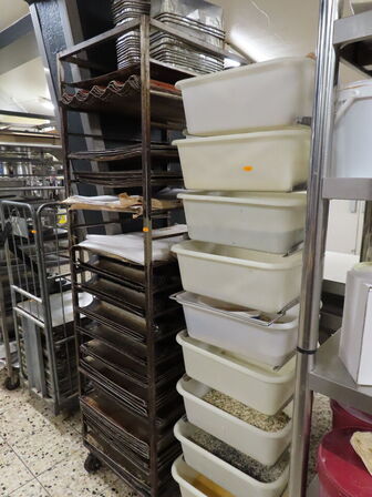 8 stk. reoler og stikvogne med indhold