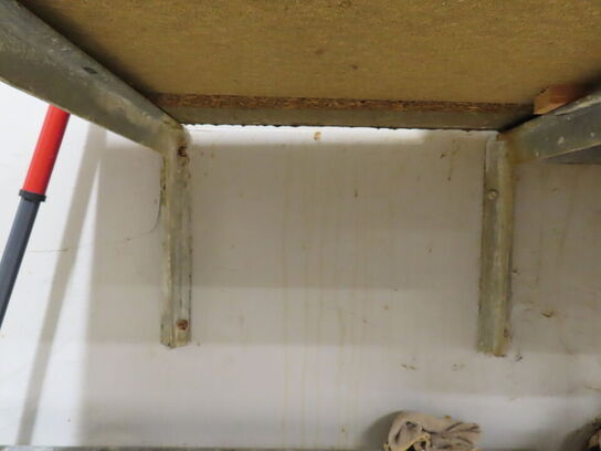 Vaskebord og hylde med indhold