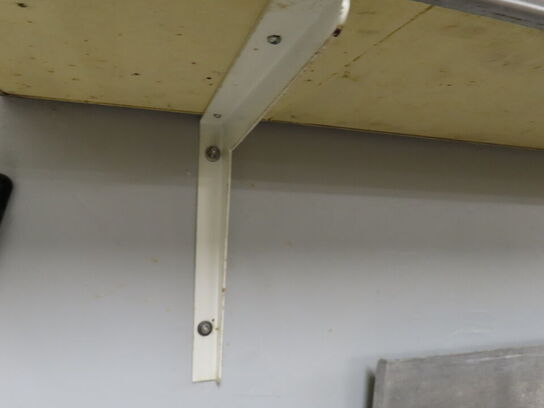 Vaskebord og hylde med indhold