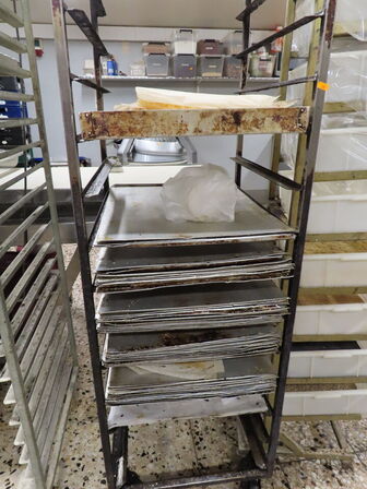 8 stk. reoler og stikvogne med indhold