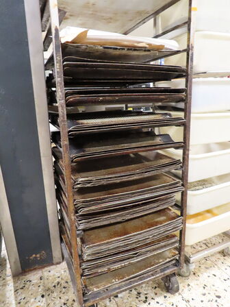 8 stk. reoler og stikvogne med indhold