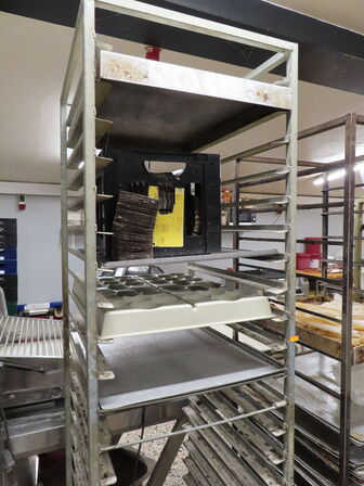 8 stk. reoler og stikvogne med indhold