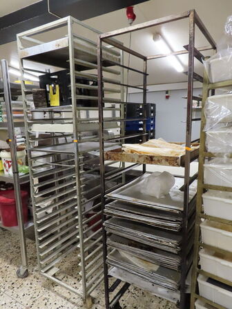 8 stk. reoler og stikvogne med indhold