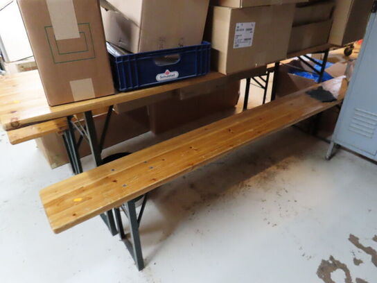 Bord og 2 stk. bænke