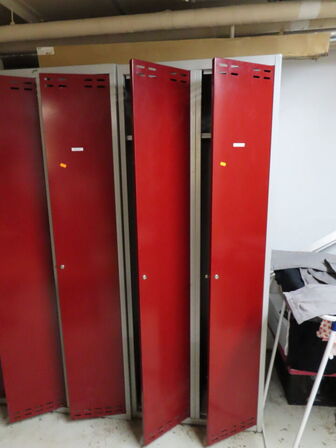 3 stk. omklædningsskabe, hver med 2 rum