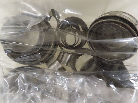 8 stk. reoler og stikvogne med indhold