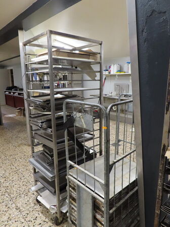 8 stk. reoler og stikvogne med indhold