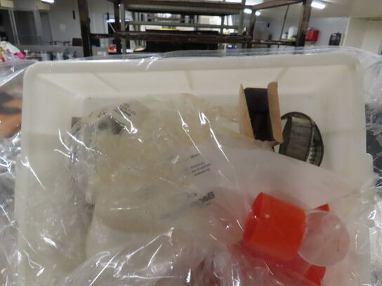 8 stk. reoler og stikvogne med indhold