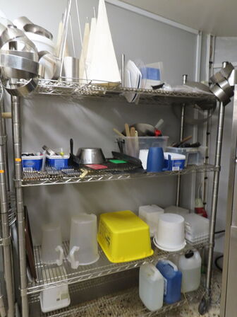 2 stk. reoler med indhold