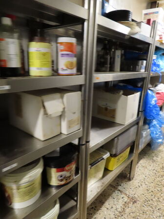 5 stk. reoler med indhold