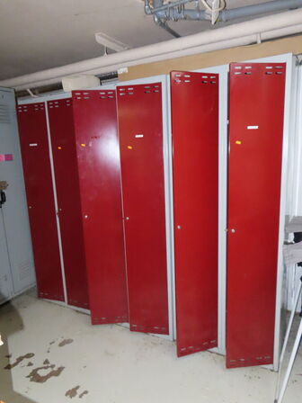 3 stk. omklædningsskabe, hver med 2 rum