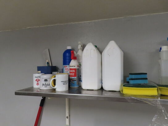 Vaskebord og hylde med indhold