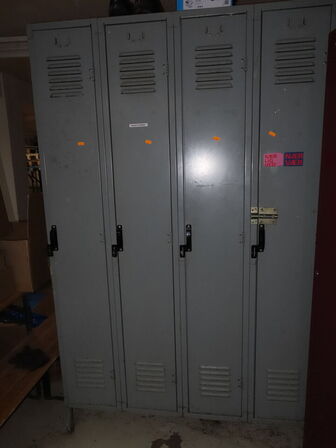 Omklædningsskab med 4 rum