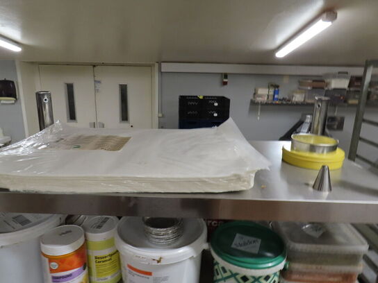 8 stk. reoler og stikvogne med indhold