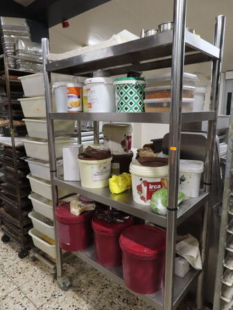 8 stk. reoler og stikvogne med indhold