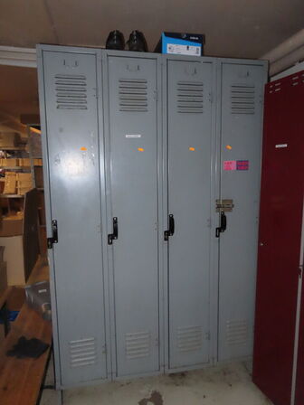 Omklædningsskab med 4 rum